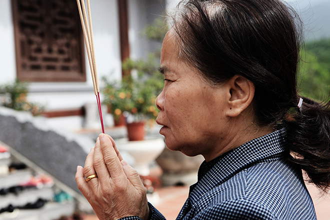 Đốt thẻ ATM, iPhone… cho tổ tiên dịp Tết thanh minh